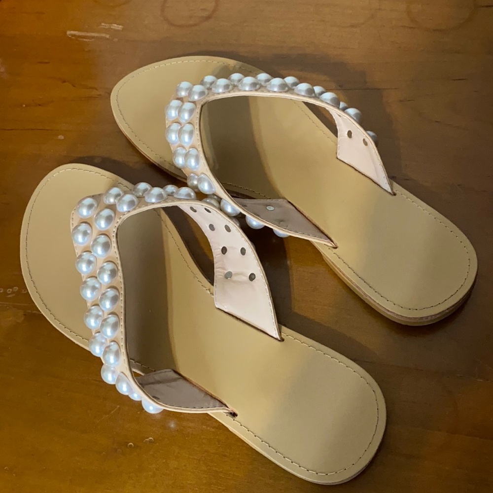 Pearl decorated nude color sandals. Size 7